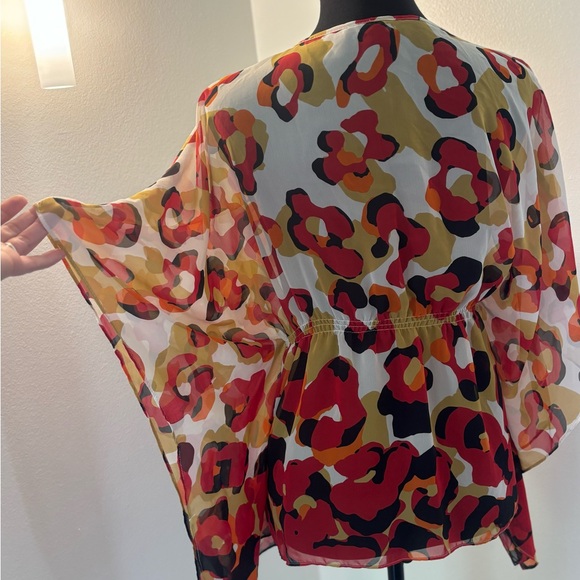 Sheer kimono style top. Tie closure with small chain detail. - Picture 6 of 7